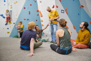 Kletterkurs, Teilnehmer sitzen im Kreis, Seiltechnik wird erklärt