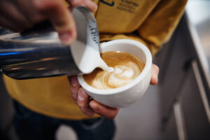 Kaffee, Cappuccino wird zubereitet mit Latteart